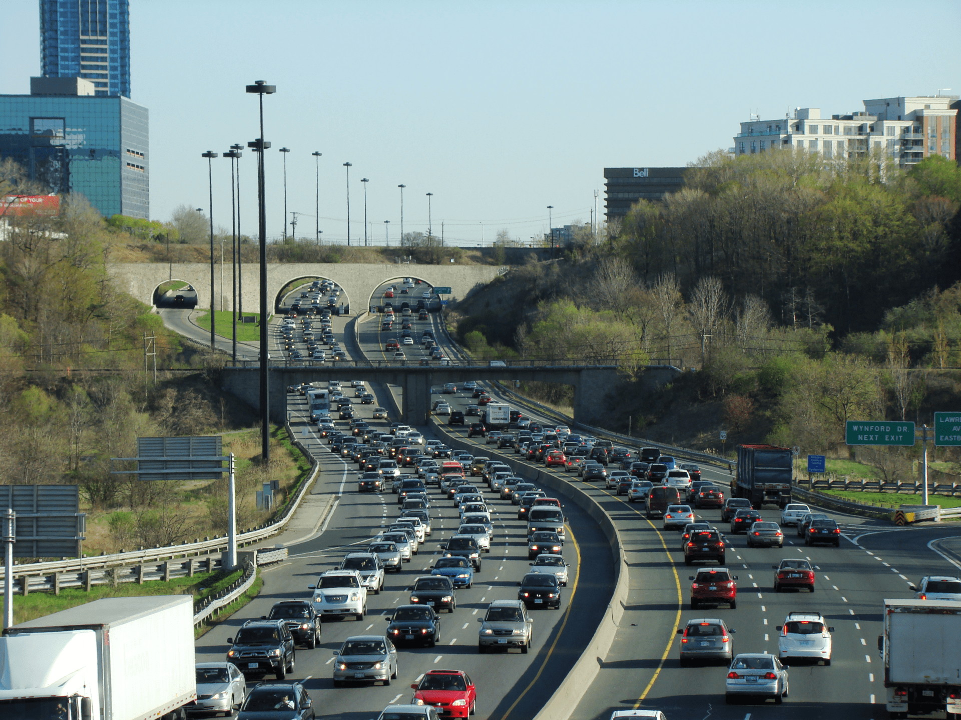 Congestionamento em rodovia urbana Rodovia urbana com congestionamento e alto volume de veículos