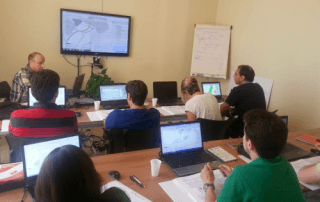 Participantes em treinamento Aimsun com notebooks em sala de aula