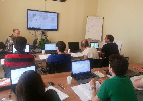 Treinamento Aimsun em Barcelona Participantes em treinamento Aimsun com notebooks em sala de aula