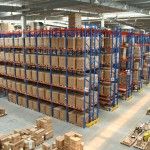 Armazém logístico com porta-paletes e caixas armazenadas