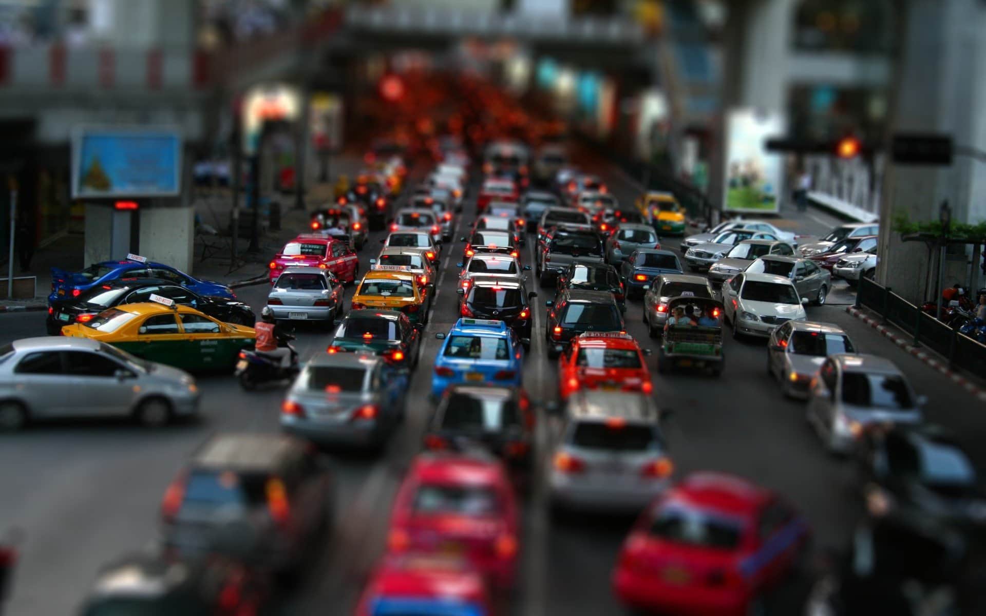 Congestionamento em via urbana Congestionamento em avenida urbana com carros e táxis