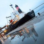 Navio cargueiro atracado em terminal portuário