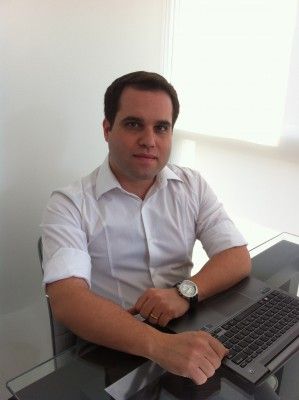 Profissional sentado à mesa com notebook em ambiente de trabalho
