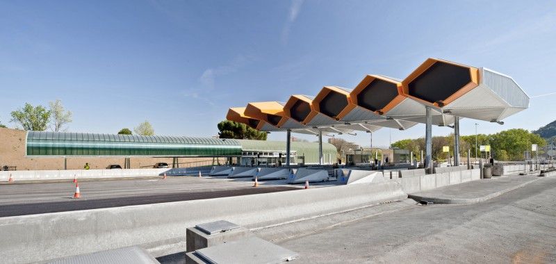 Praça de pedágio em rodovia Praça de pedágio com múltiplas cabines em rodovia concedida