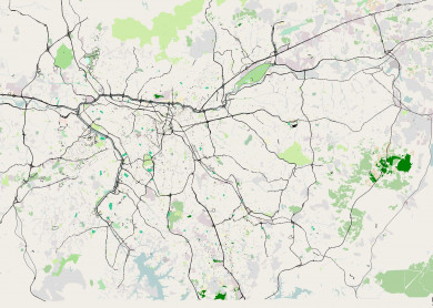 Mapa 2D de rede viária urbana com vias principais e áreas verdes
