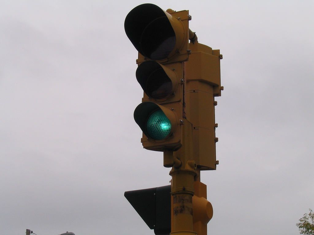 Semáforo veicular com luz verde acesa