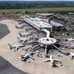 Vista aérea de aeroporto com aeronaves no terminal