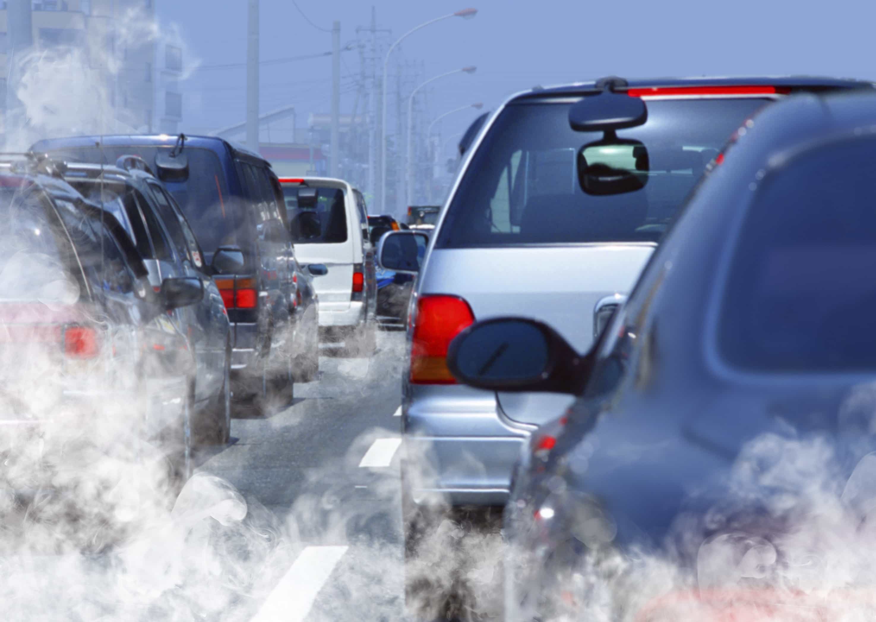 Poluição causada por veículos no trânsito Congestionamento de veículos com fumaça representando poluição do transporte