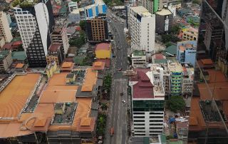 Uma cidade com muitos prédios altos e uma rua à frente com um arranha-céu acima dela e alguns prédios ao fundo, (uma foto com efeito de tilt shift: 0,566).