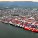 Vista aérea de terminal portuário com contêineres e navios