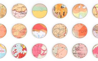 Um grupo de mapas de cores diferentes em uma superfície branca com um fundo branco e uma borda branca com uma fileira de mapas de cores diferentes (um quebra-cabeça: 0,365).