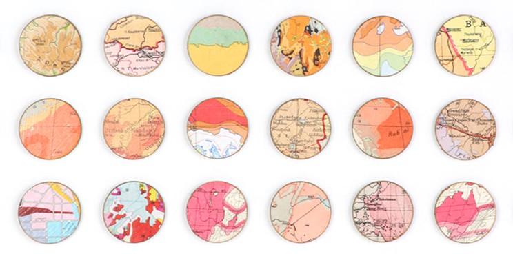 Um grupo de mapas de cores diferentes em uma superfície branca com um fundo branco e uma borda branca com uma fileira de mapas de cores diferentes (um quebra-cabeça: 0,365).