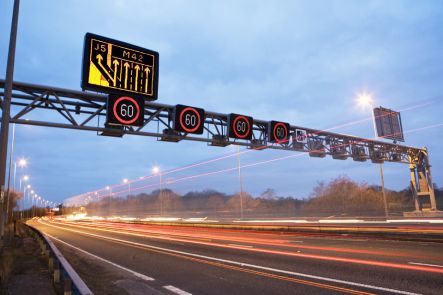 Rodovia com painéis eletrônicos de velocidade e tráfego em movimento
