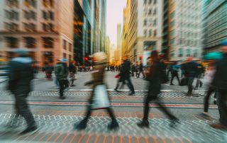 Pedestres em movimento em rua urbana com efeito de desfoque