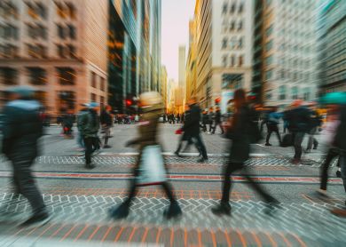 Pedestres em movimento em rua urbana com efeito de desfoque