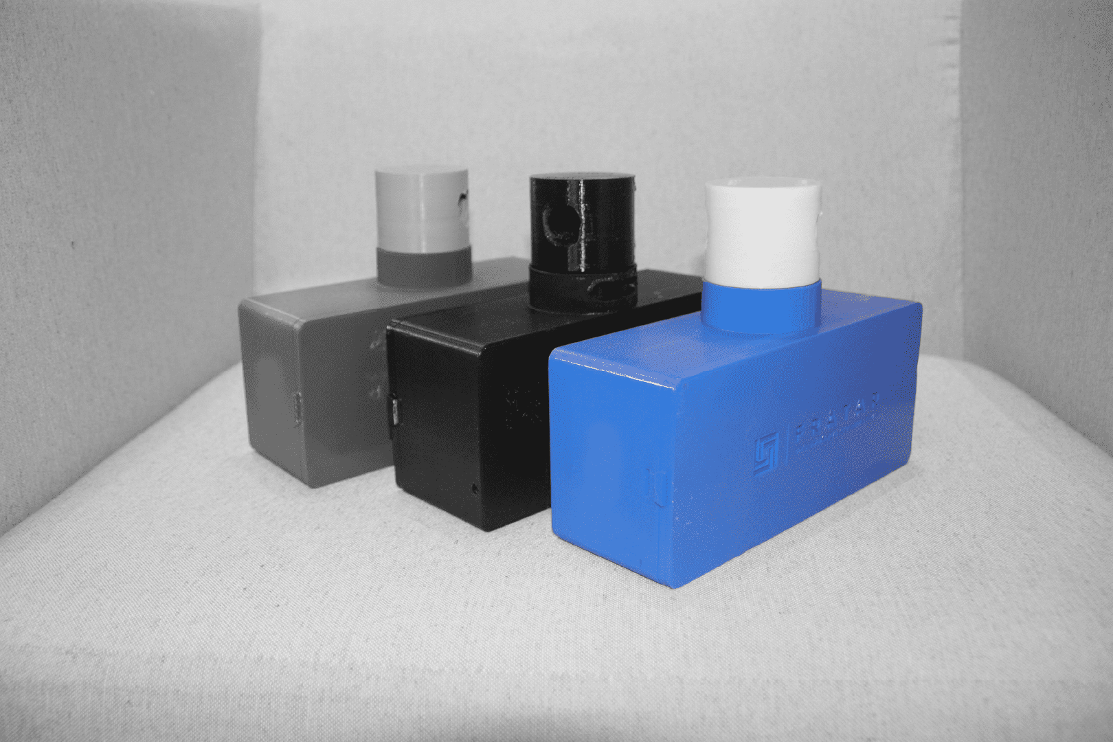 Três dispositivos TrafficCam em azul, preto e cinza