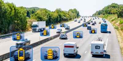 Simulação de tráfego em rodovia Rodovia com veículos e indicadores digitais de controle semafórico em simulação de tráfego