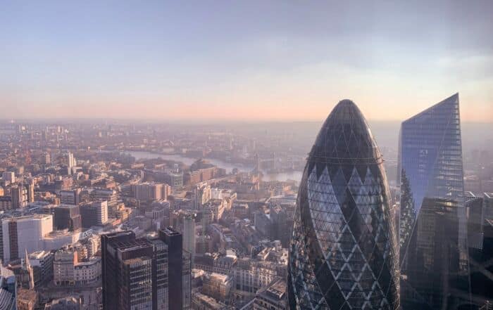 Vista panorâmica de Londres com arranha-céus ao amanhecer