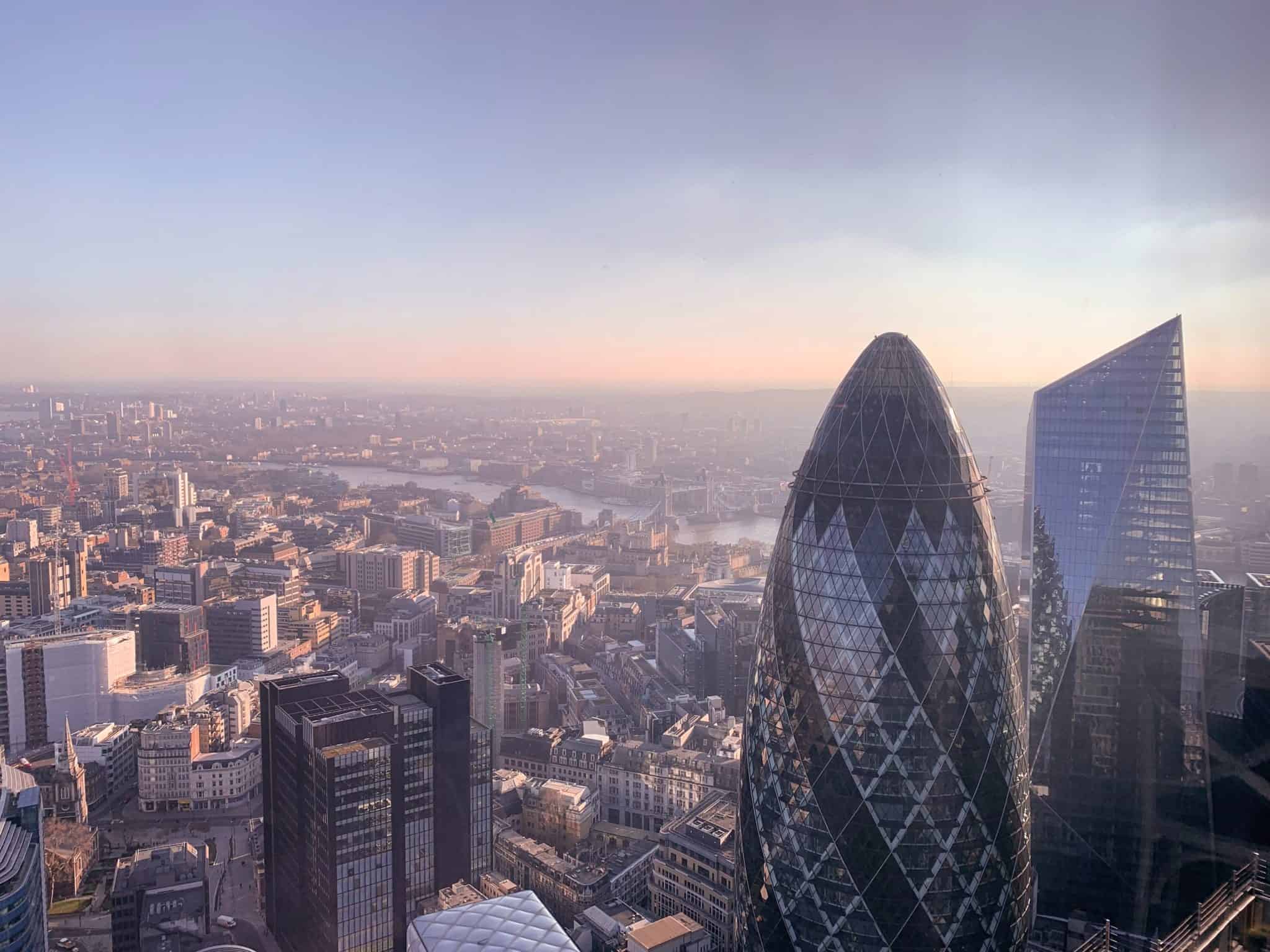 Vista panorâmica de Londres com arranha-céus ao amanhecer
