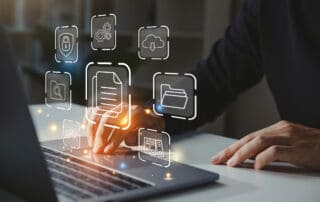 Pessoa usando notebook com ícones digitais de gestão de documentos