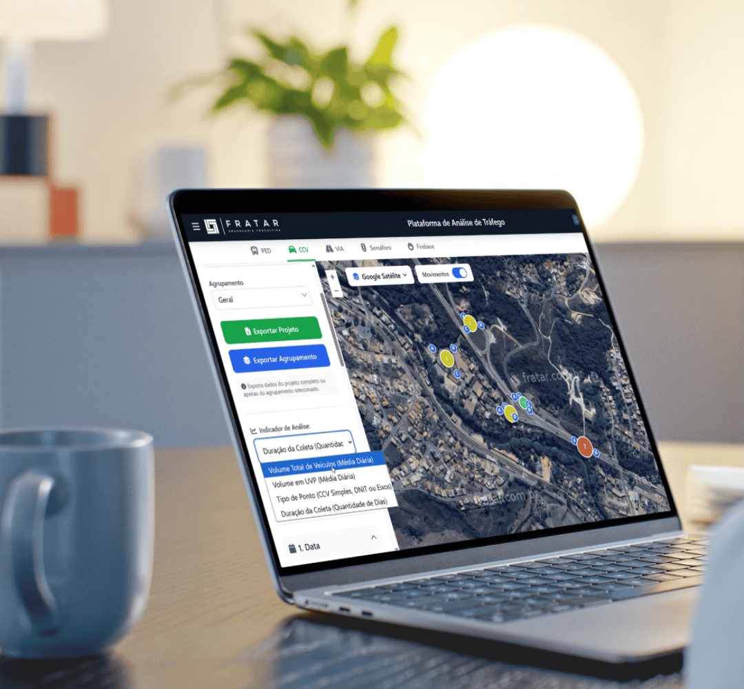 Plataforma de análise de tráfego Notebook com plataforma de análise de tráfego e mapa com marcadores