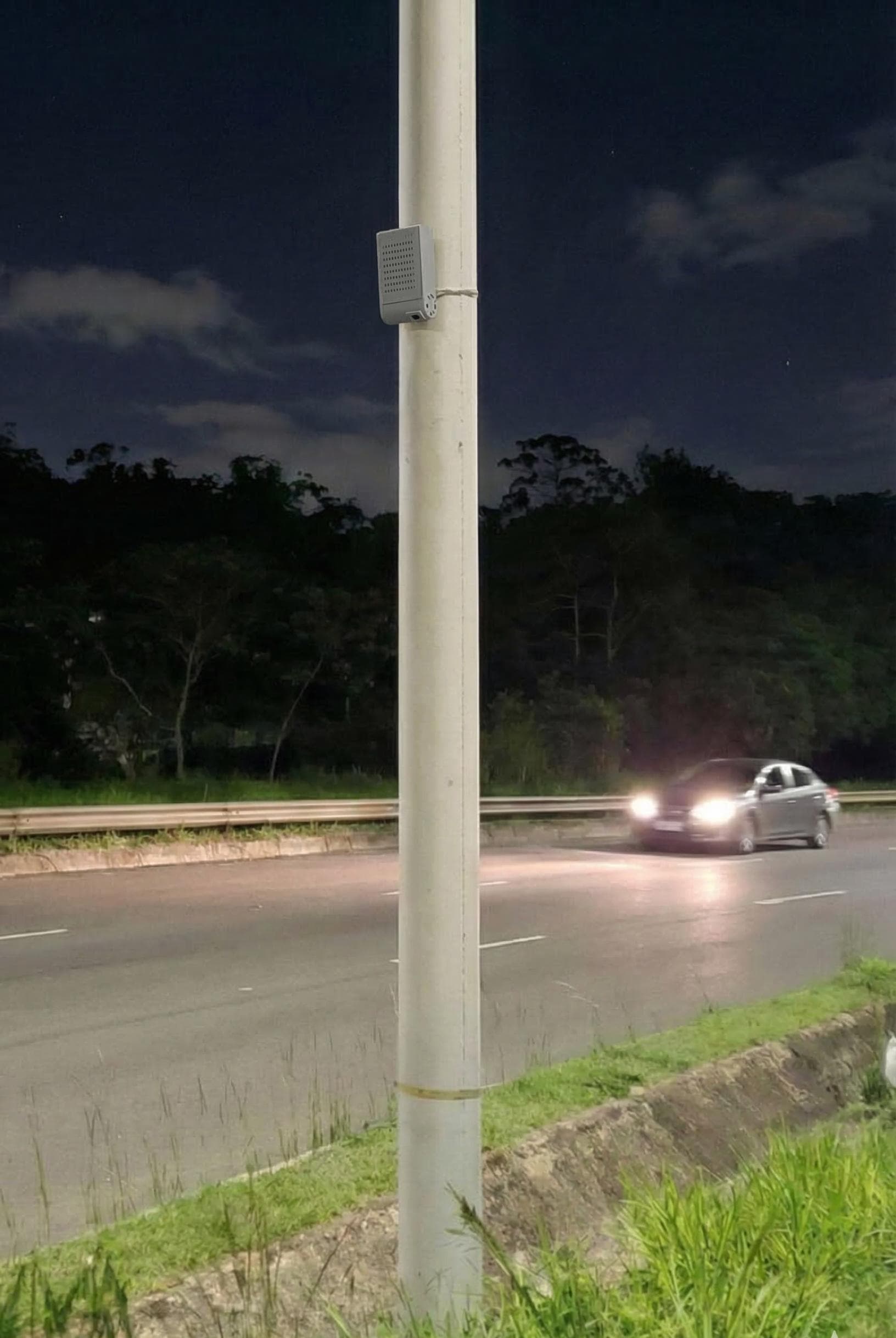 Equipamento em poste para pesquisa de tráfego Equipamento de monitoramento instalado em poste à beira de rodovia