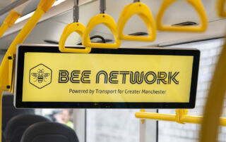 Painel de informação de ônibus da Bee Network na Grande Manchester
