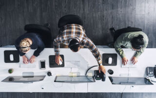 Equipe usando recursos de suporte e colaboração para modelagem no Aimsun Next