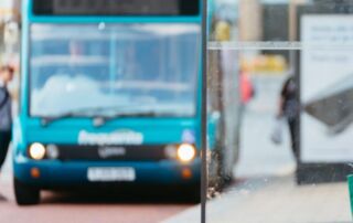 Ônibus em Darlington com melhoria de confiabilidade no estudo do gêmeo digital