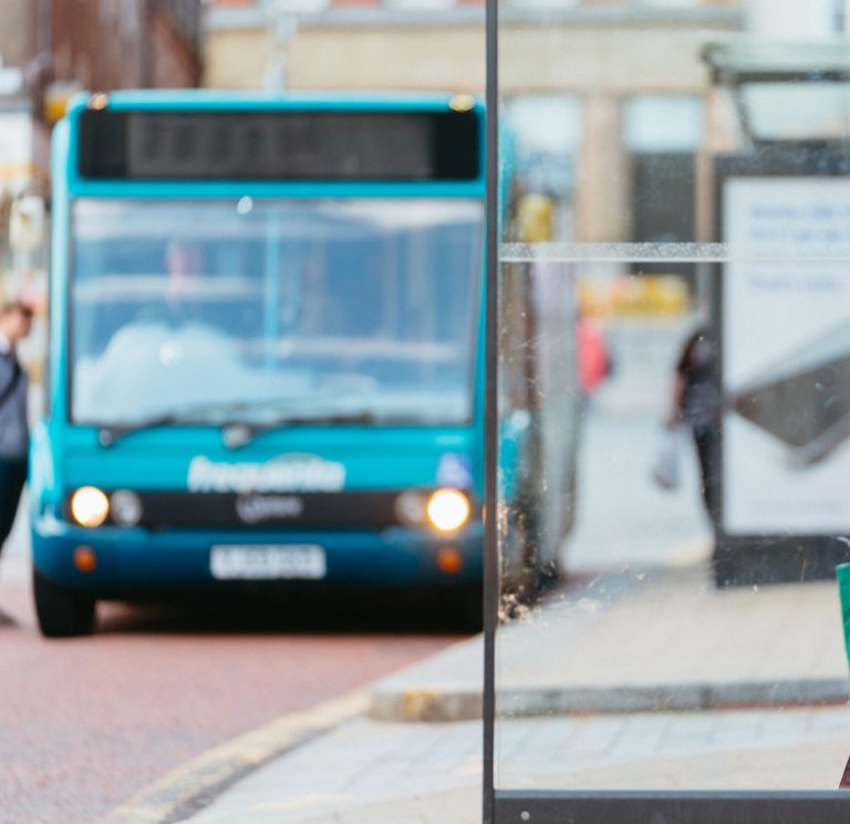 Ônibus em Darlington com melhoria de confiabilidade no estudo do gêmeo digital