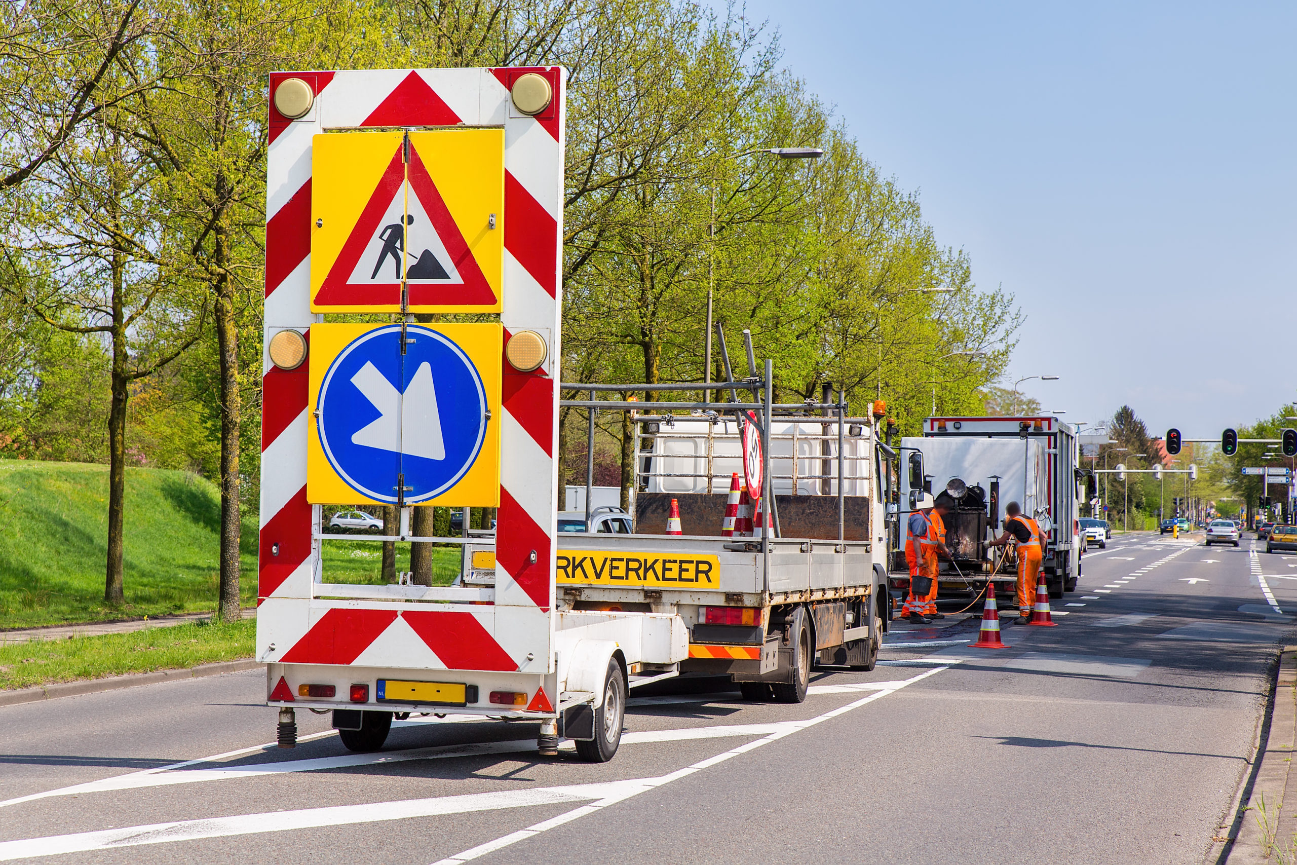 Obras viárias com caminhões e sinalização de tráfego na Holanda